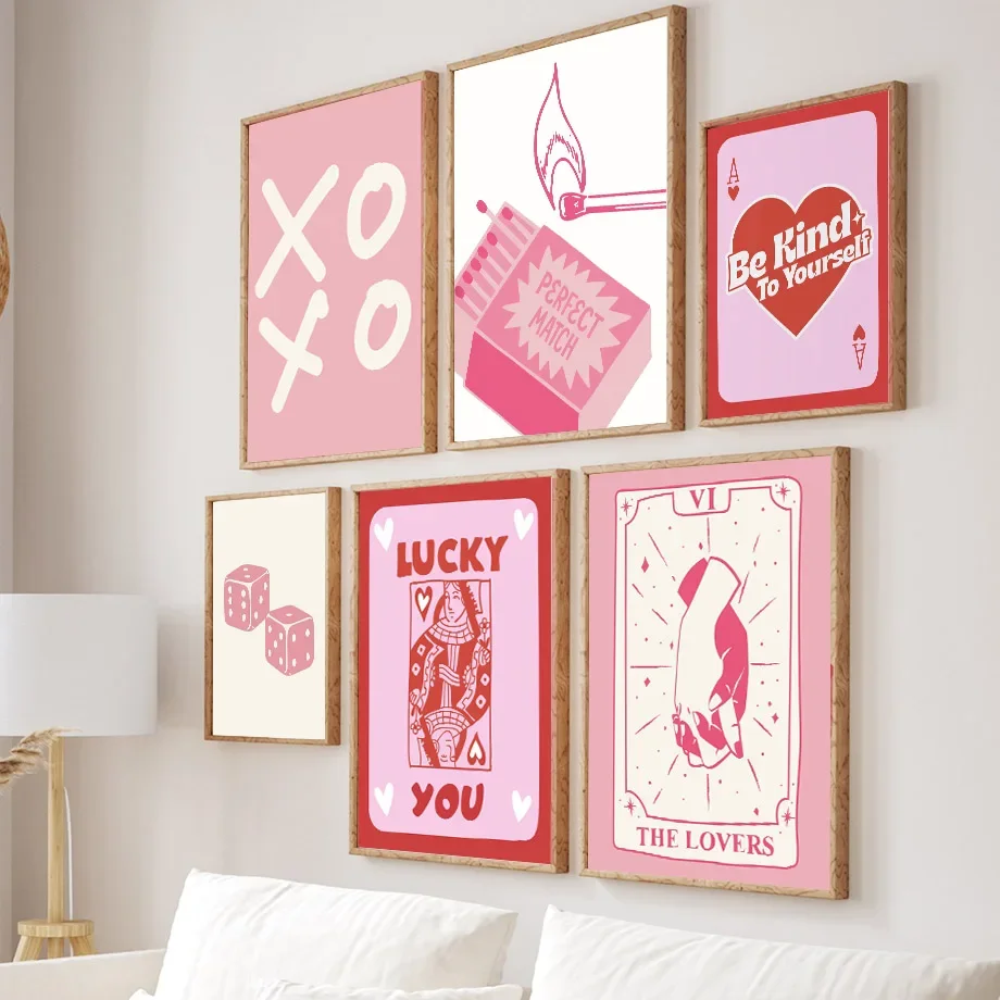 Home Decor Y2K - ピンクのラッキーポーカー、クイーン、ハート、サイコロ、ポップアート、Y2Kスタイル、リビングルームや家の装飾に最適なパステルカラーのポスターとプリント、ボヘミアン調の壁掛けアート、キャンバス絵画。